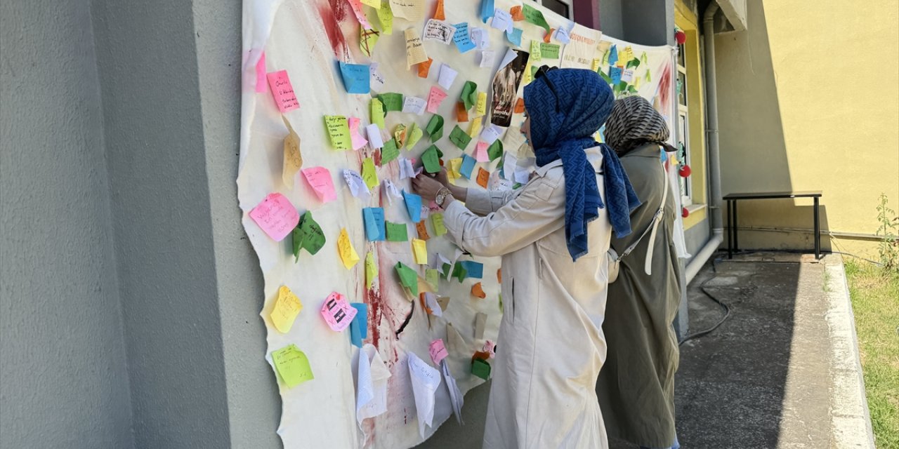 Tekirdağ'da üniversiteliler düşüncelerini Gazze için oluşturulan köşeye yazıyor
