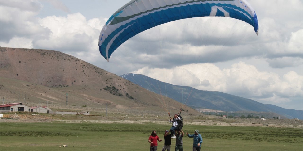 Erzincan'da engelliler rafting ve yamaç paraşütü heyecanı yaşadı