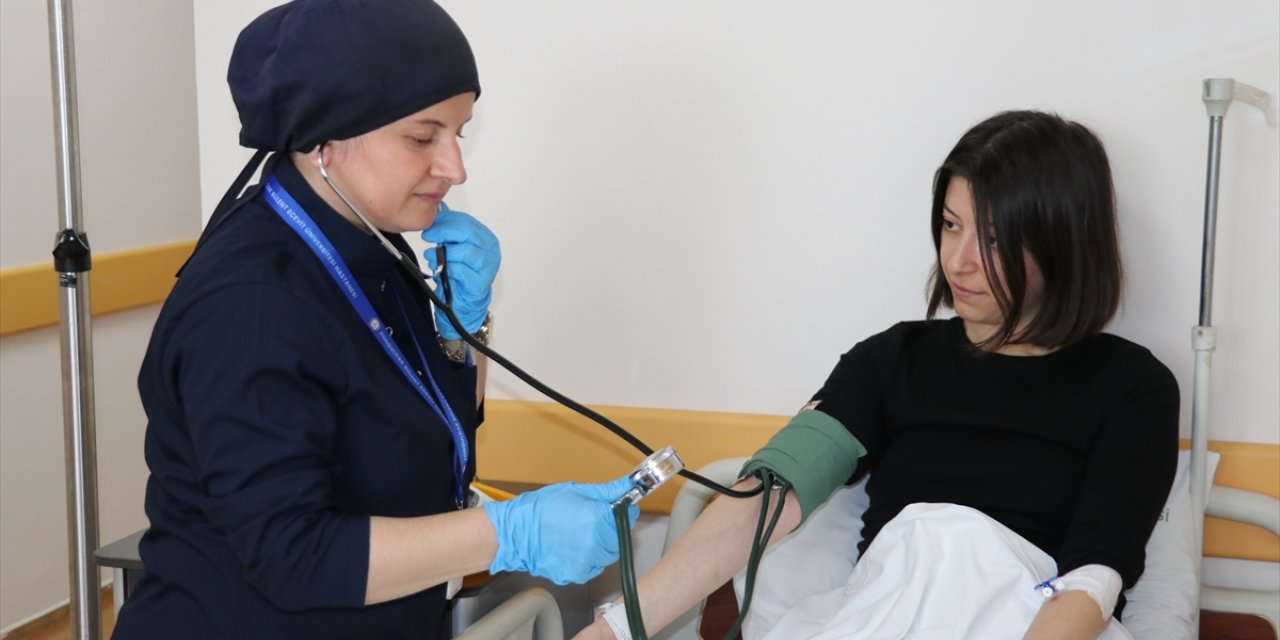 Kovid-19 nedeniyle erken doğum yapan hemşire artık hastalarına daha özveriyle yaklaşıyor