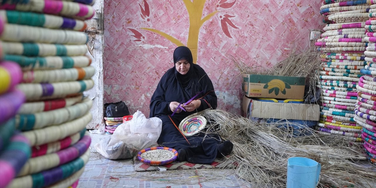 Irak'taki bir köyde kadınların neredeyse tamamı hasırcılık yapıyor