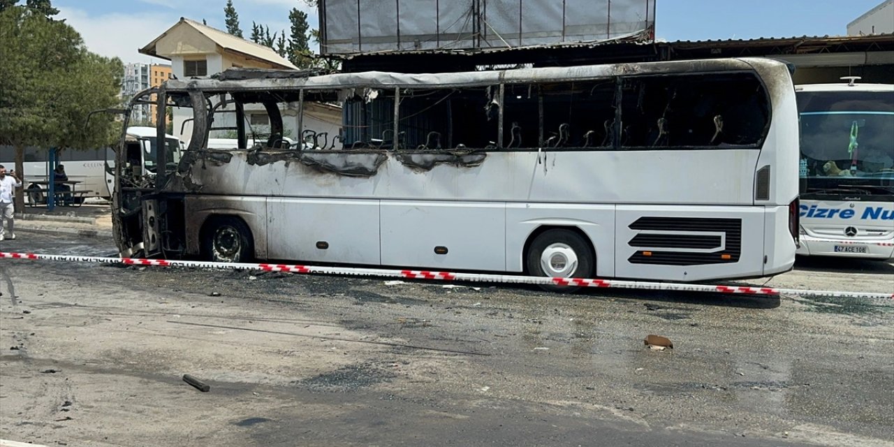Antalya'da bir otobüs çıkan yangında kullanılamaz hale geldi
