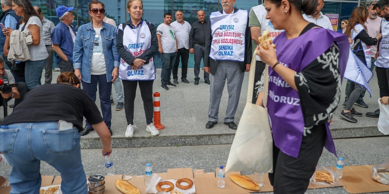İzmir'de bir grup belediye çalışanı, ücretlerini alamadıkları gerekçesiyle eylem yaptı