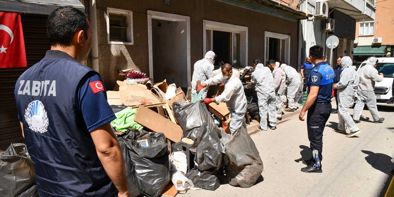 Eskişehir'de bir evden 5 ton çöp çıkarıldı