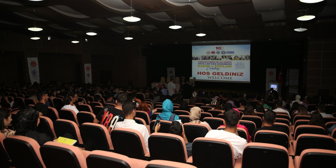 Diyarbakır'da "Orta Çağ'dan Günümüze Kadın ve Toplum Çalıştayı" düzenlendi
