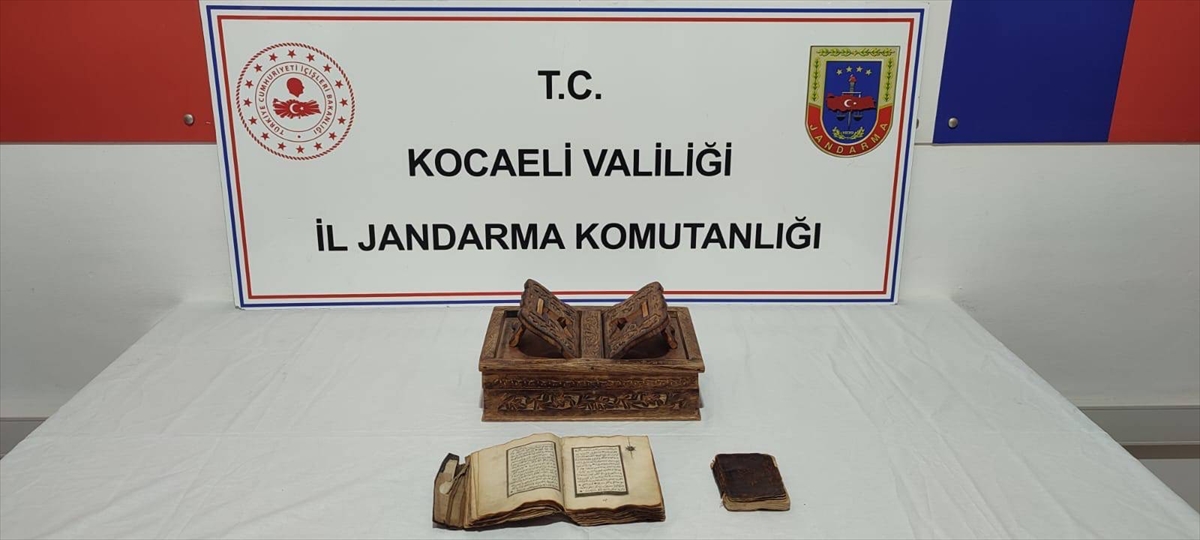 Kocaeli'de tarihi nitelikte Kur'an-ı Kerim, En'am-ı Şerif ve sanduka ele geçirildi