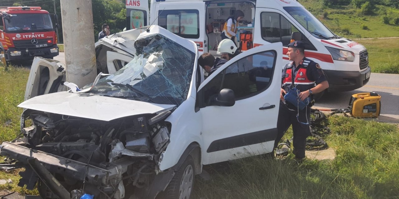 Kocaeli'de elektrik direğine çarpan panelvandaki 1 kişi öldü, sürücü ağır yaralandı