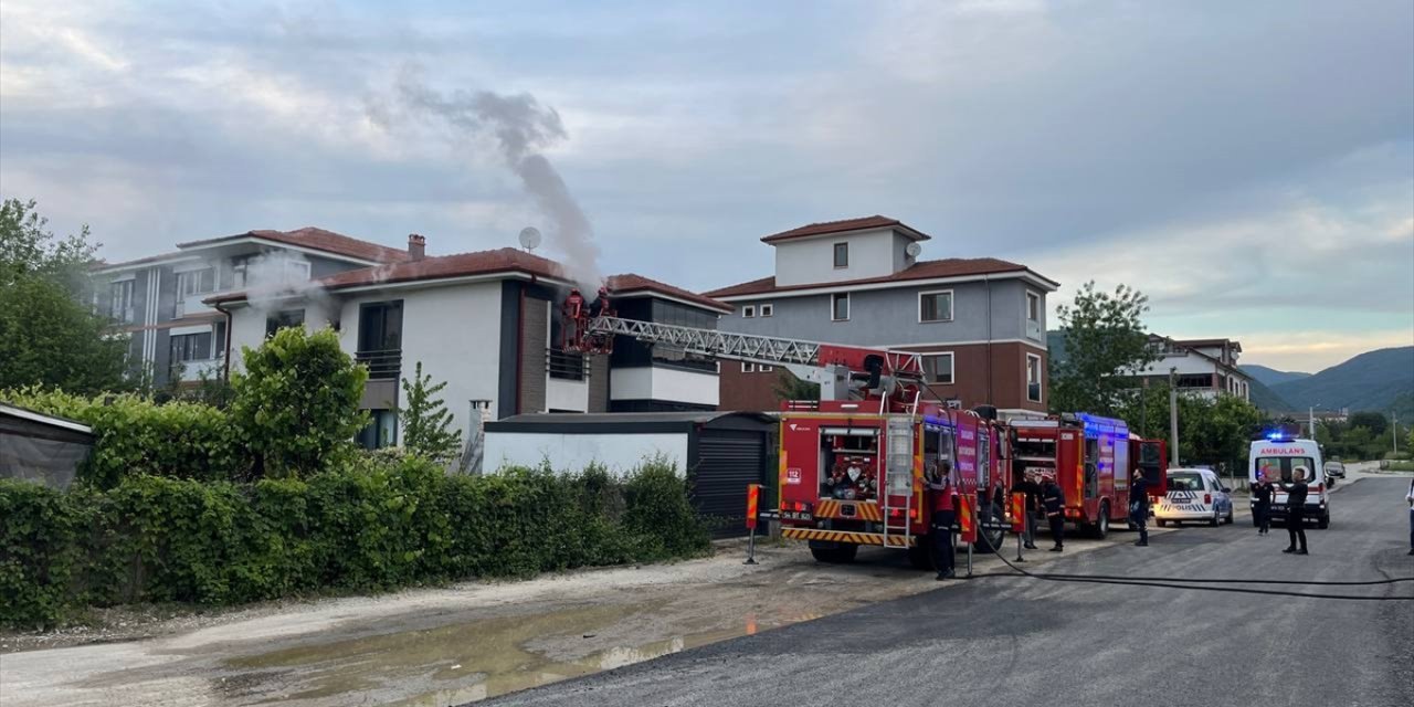 Sakarya'da yangın çıkan 2 evde hasar oluştu