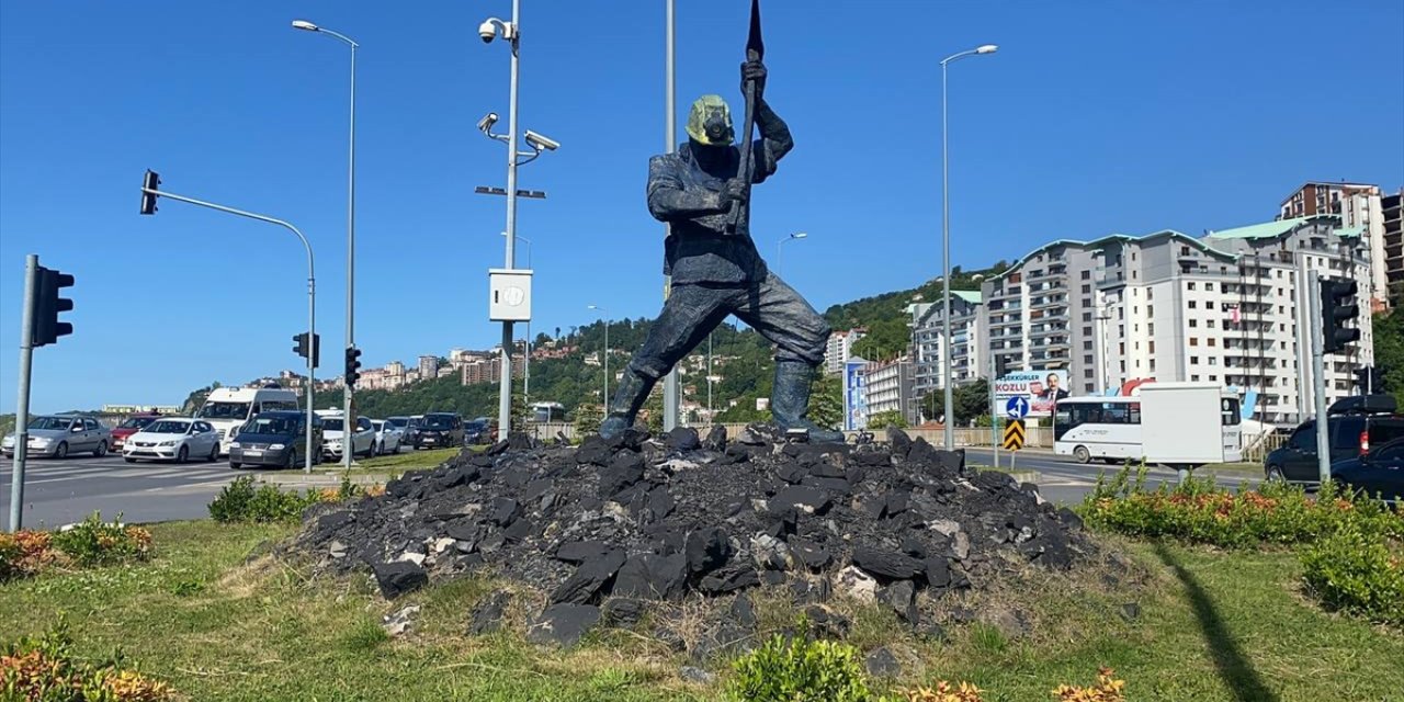 Zonguldak'ta 2 yıl önce boyanan madenci heykelinin eski haline döndürülmesi için boyası kazındı