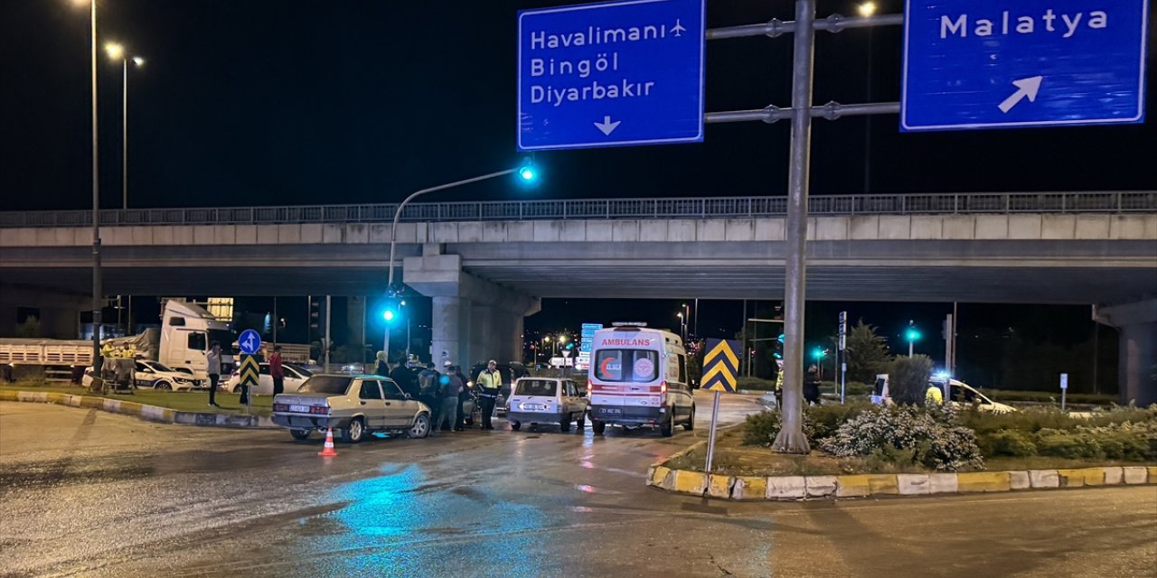 Elazığ'da zincirleme trafik kazasında 3 kişi yaralandı