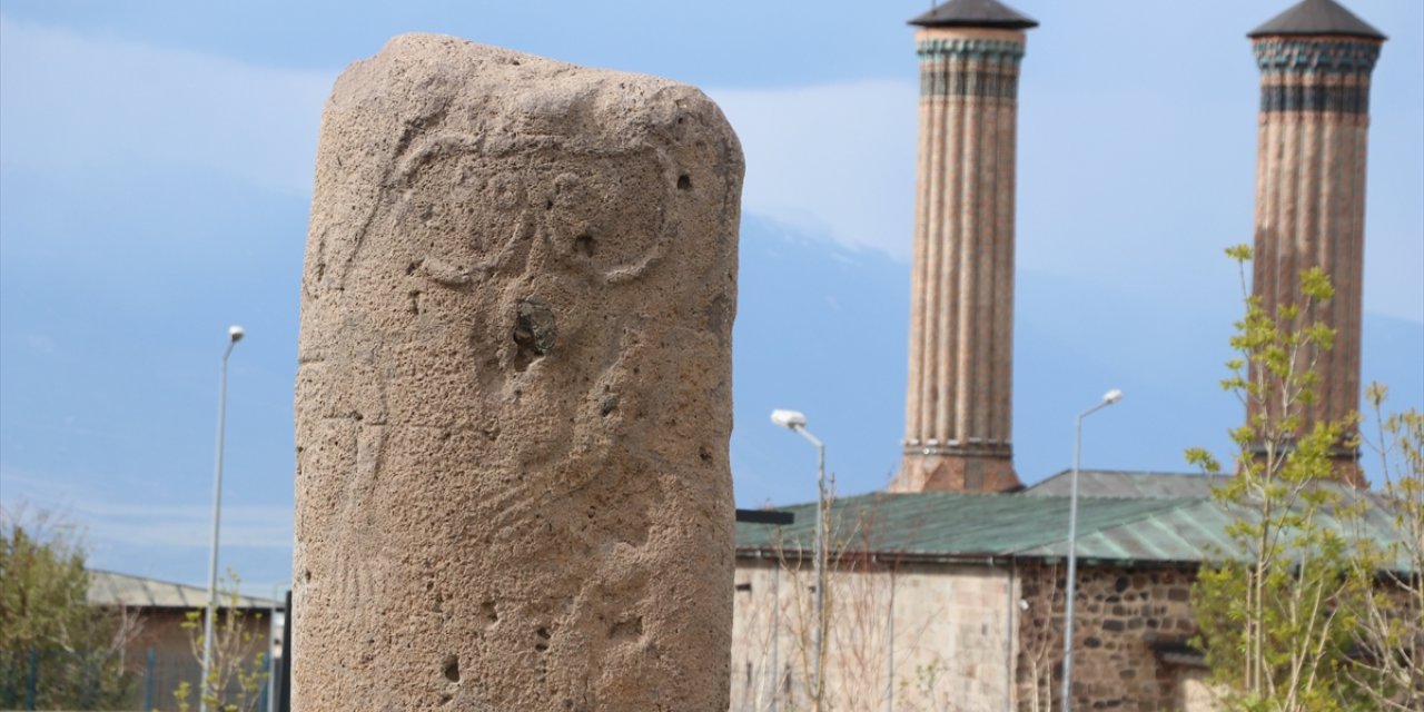 Ön Türklerden kalma 6 tonluk dikili taş Erzurum Müzesi'nde sergileniyor