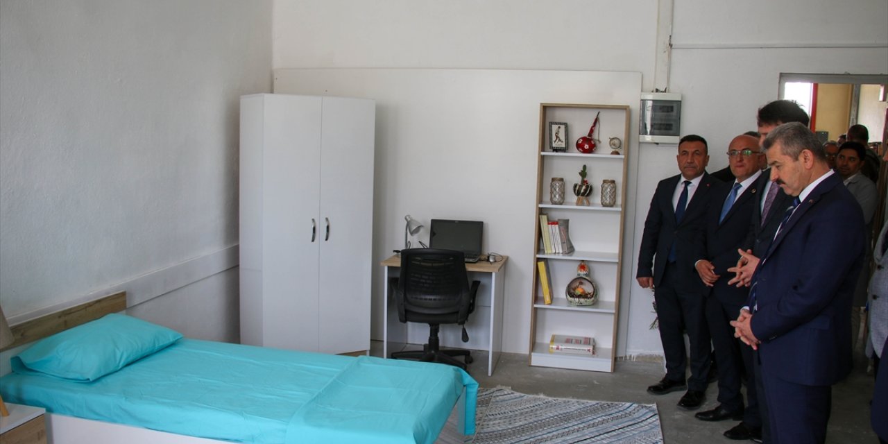 Uşak'ta ihtiyaç sahibi öğrencilerin evlerine çalışma odaları kuruluyor
