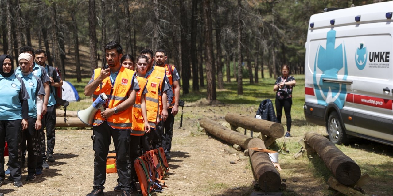 Deprem bölgesinde çalışan UMKE ekipleri tatbikat yaptı