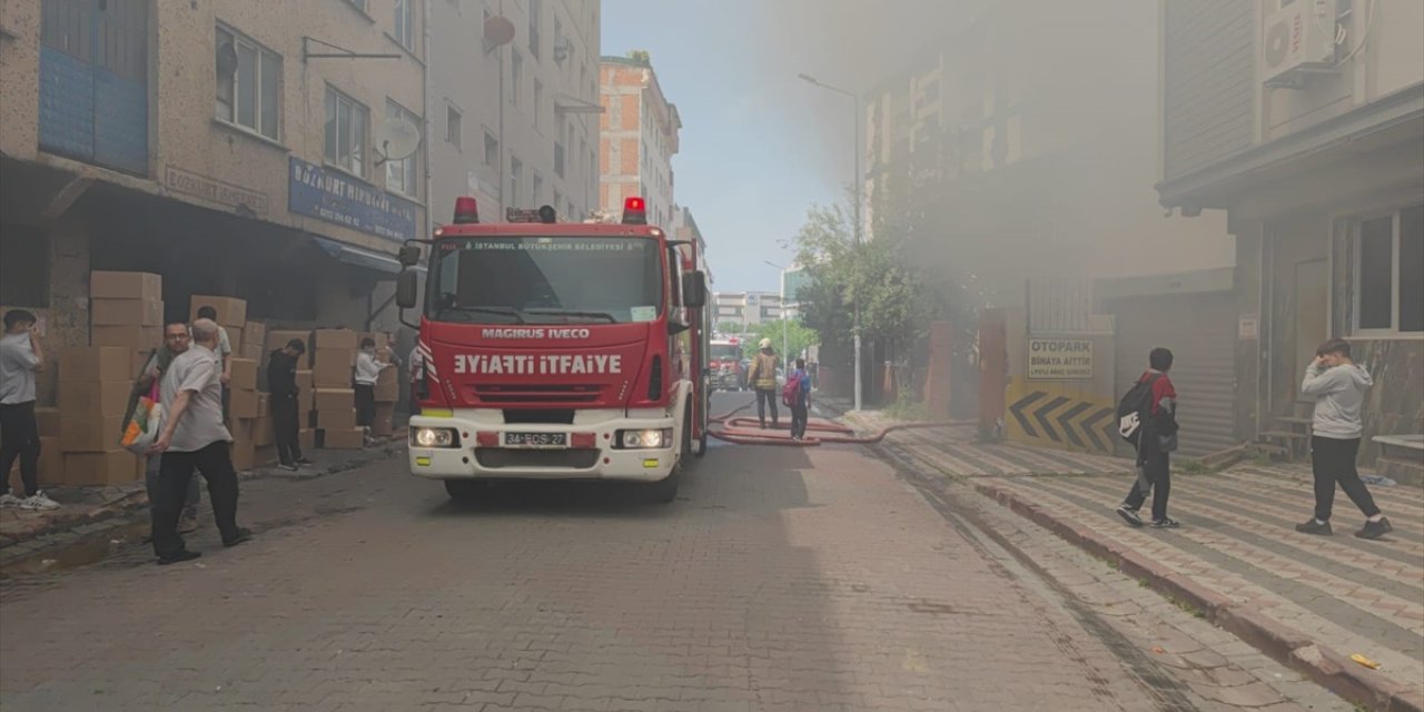 Sultangazi'de bir depoda çıkan yangına itfaiye ekipleri müdahale ediyor