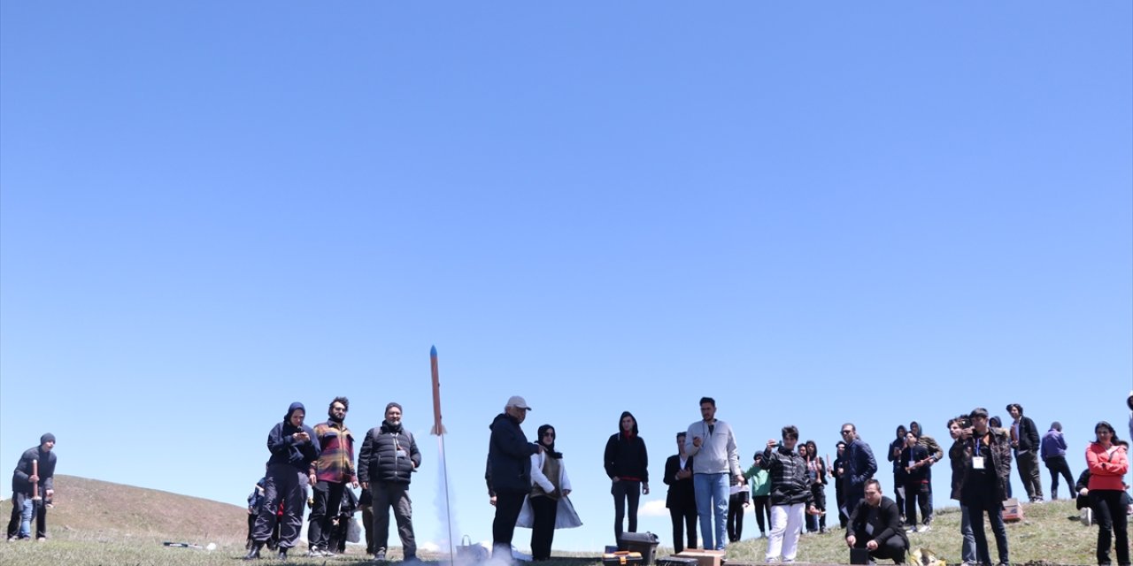 Erzurum'daki tarihi Aziziye Tabyalarında öğrencilerin roketleri gökyüzünü süsledi