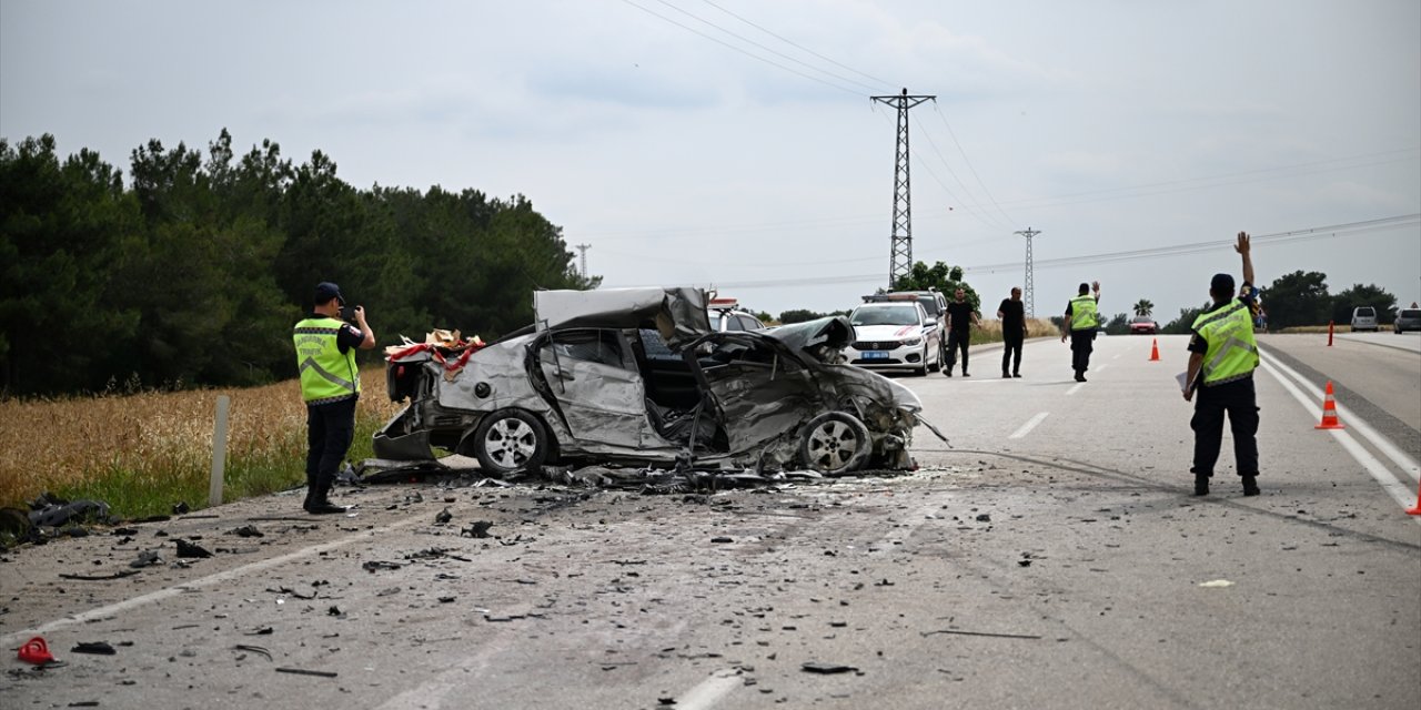 Adana'da otomobille hafif ticari aracın çarpışması sonucu 4 kişi yaralandı