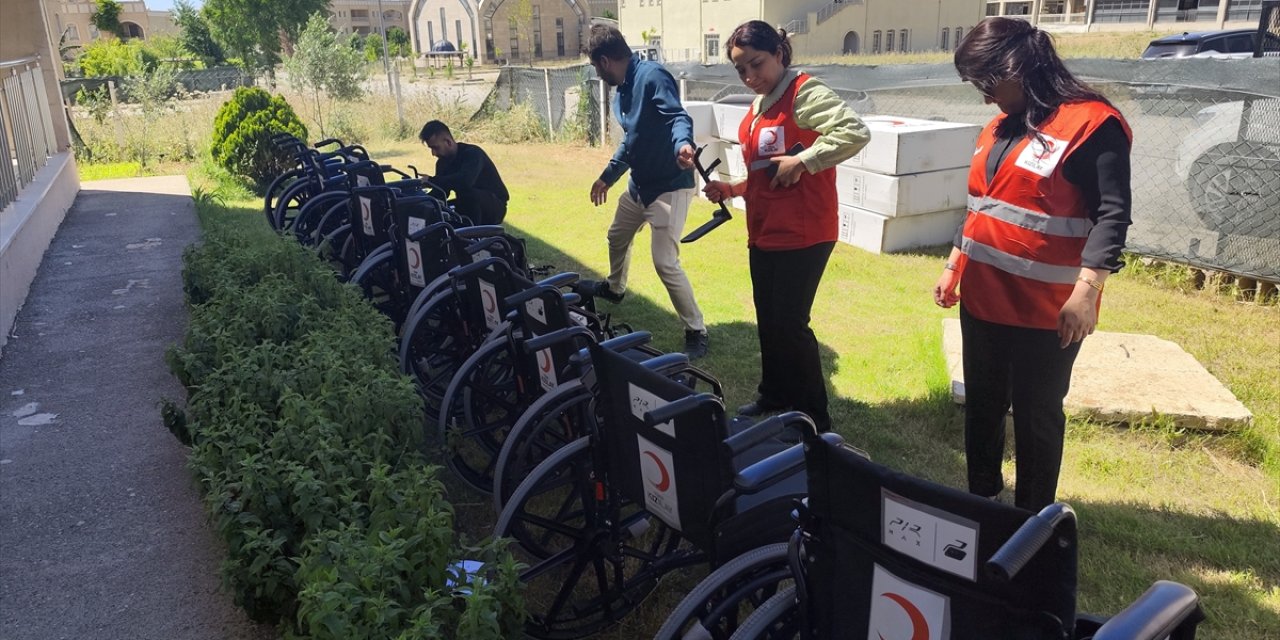 Silopi'de engelli çocuklara tekerlekli sandalye verildi
