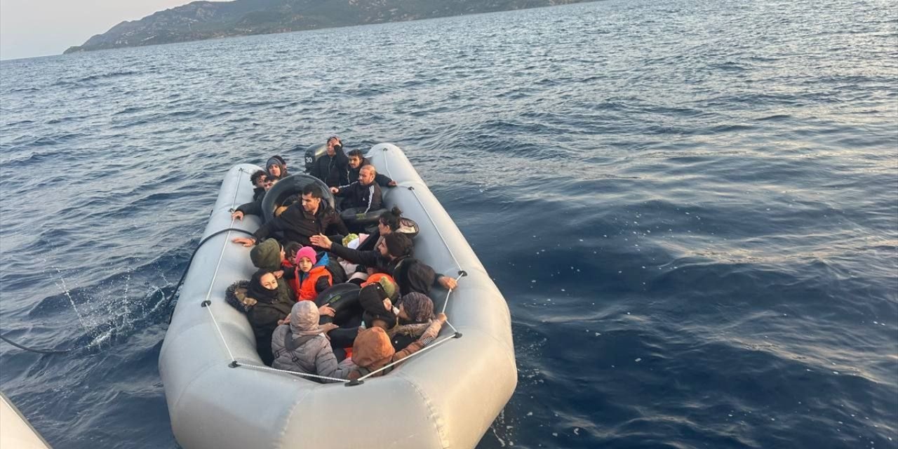 Çanakkale açıklarındaki lastik botta 24 düzensiz göçmen yakalandı