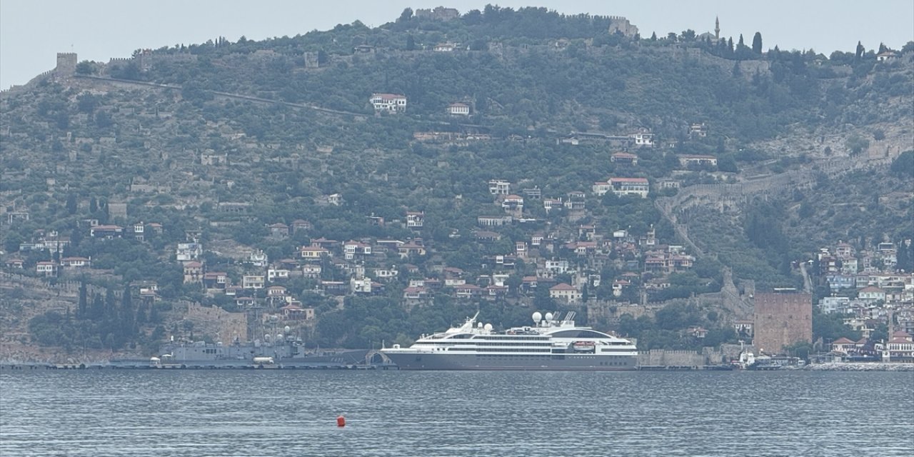 Fransa bayraklı "L'austral", Alanya Limanı'na demirledi