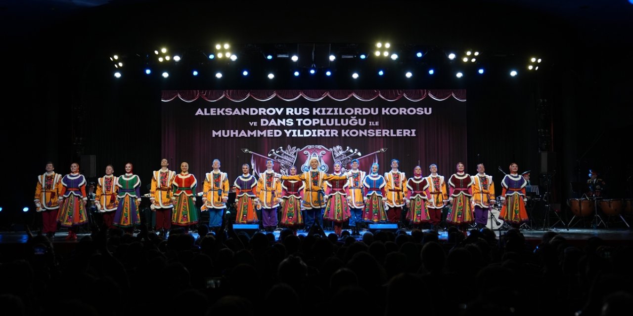 Aleksandrov Rus Kızılordu Korosu ve Dans Topluluğu ile Muhammed Yıldırır konser verdi