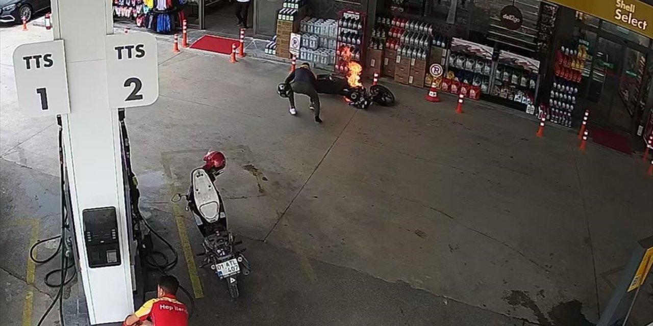 Antalya'da akaryakıt istasyonunda motosiklette çıkan yangın güvenlik kamerasında