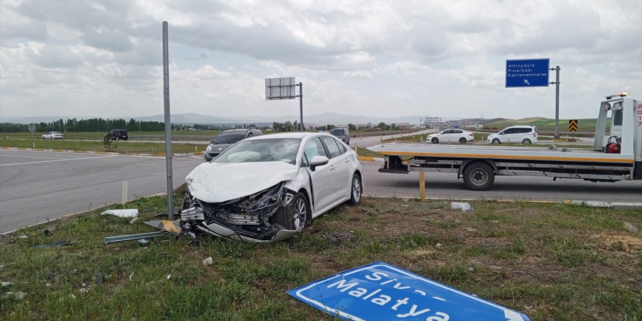 Sivas'ta iki otomobilin çarpıştığı kazada 11 kişi yaralandı