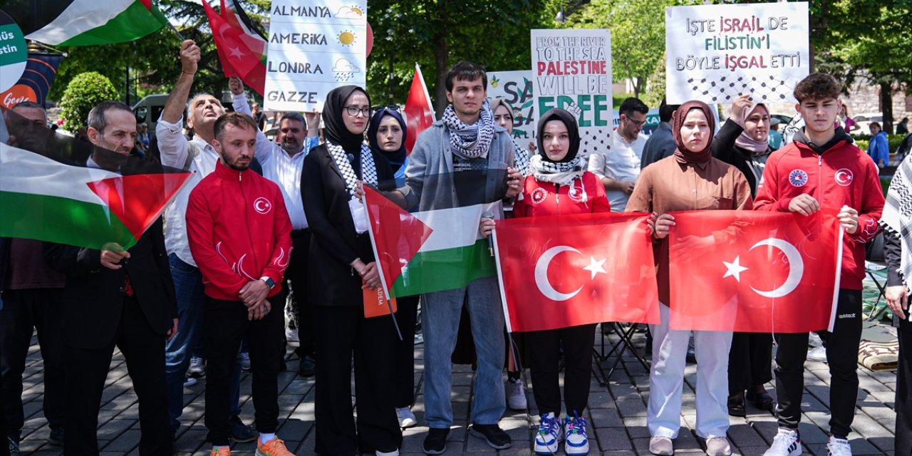 Genç KADEM, Filistin için Sultanahmet Meydanı'nda oturma eylemi düzenledi