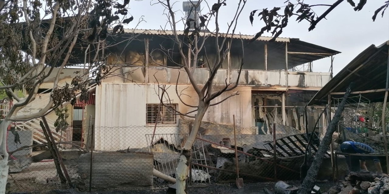 Antalya'da yangın çıkan 3 yayla evi kullanılamaz hale geldi