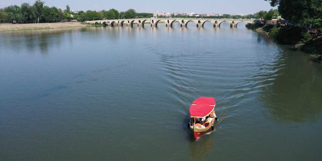 Meriç Nehri'nde kancabaş kayıklarla turlar için iskelenin bitmesi bekleniyor