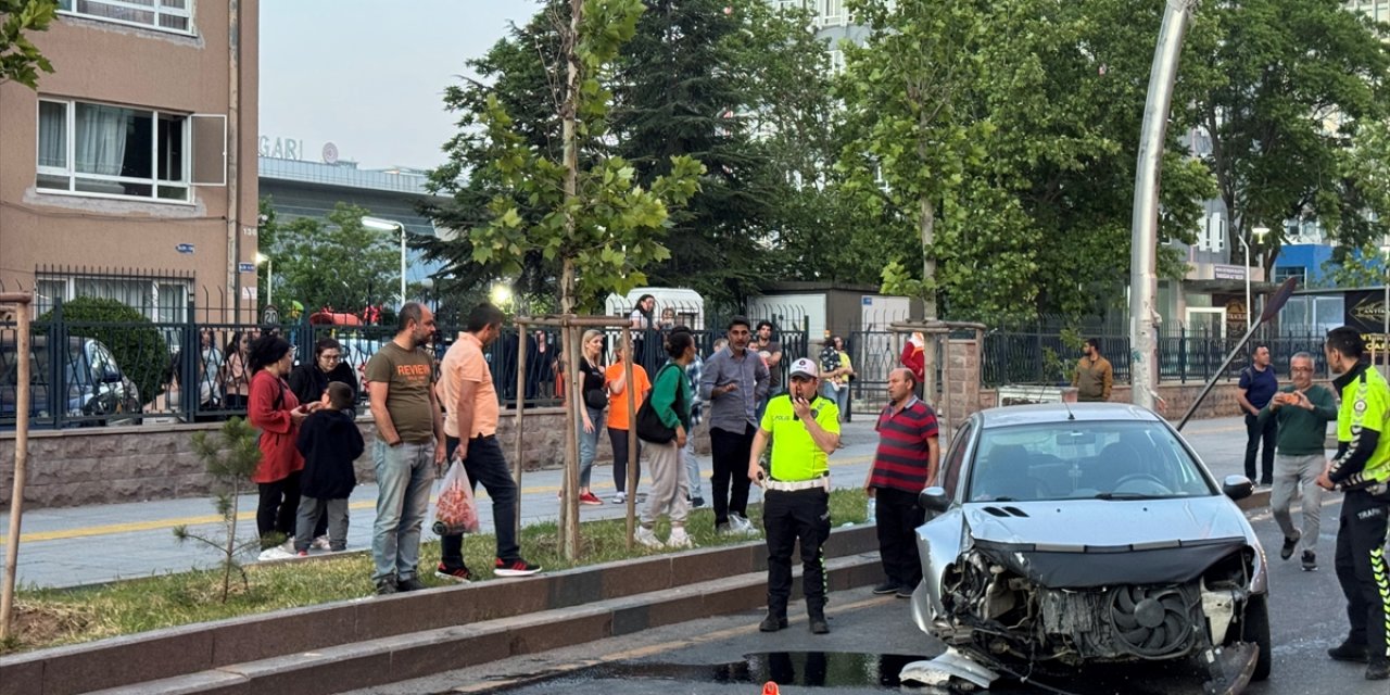 Başkentte direksiyon hakimiyetini kaybeden sürücü, bir otomobile çarpıp takla attı