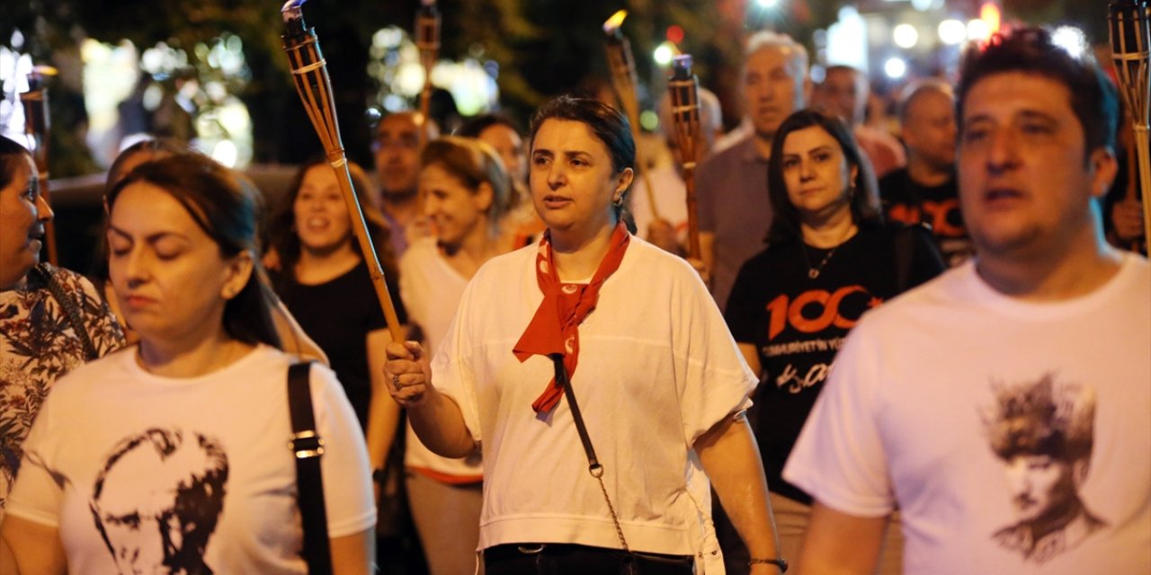 Aydın'da öğretmen ve öğrencilerden 19 Mayıs yürüyüşü