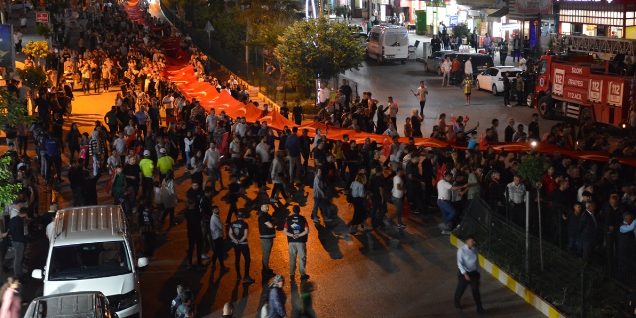 Şırnak'ta 300 metrelik Türk bayrağıyla fener alayı düzenlendi