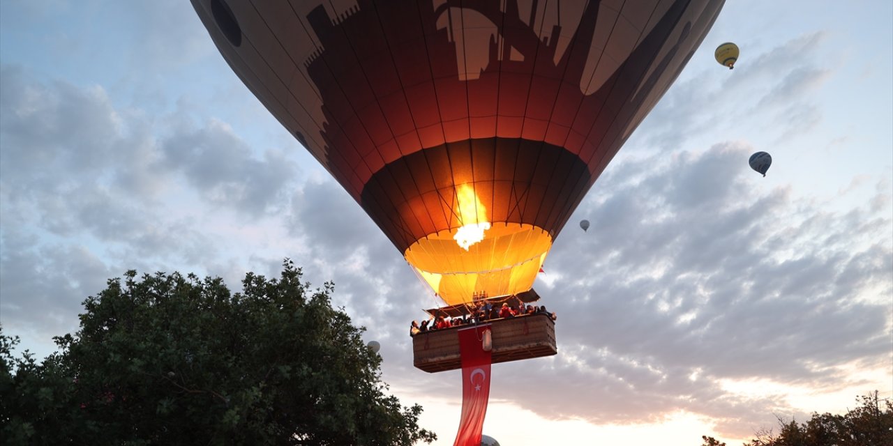 Kapadokya'da balonlar Türk bayraklarıyla uçtu