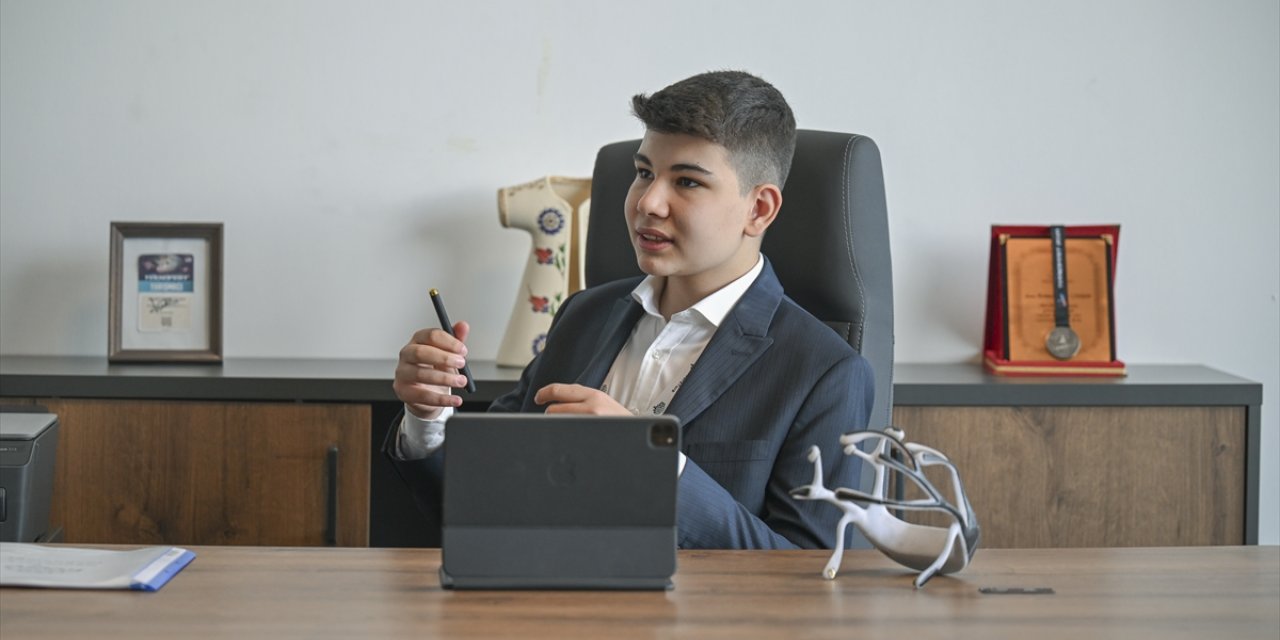 Lise öğrencisi, yerli EEG başlığı üretmek için kurduğu şirkette ilk prototipi hazırladı