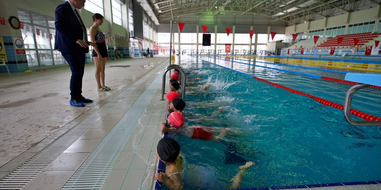 Osmaniye'de köy çocukları olimpik havuzda yüzme öğreniyor