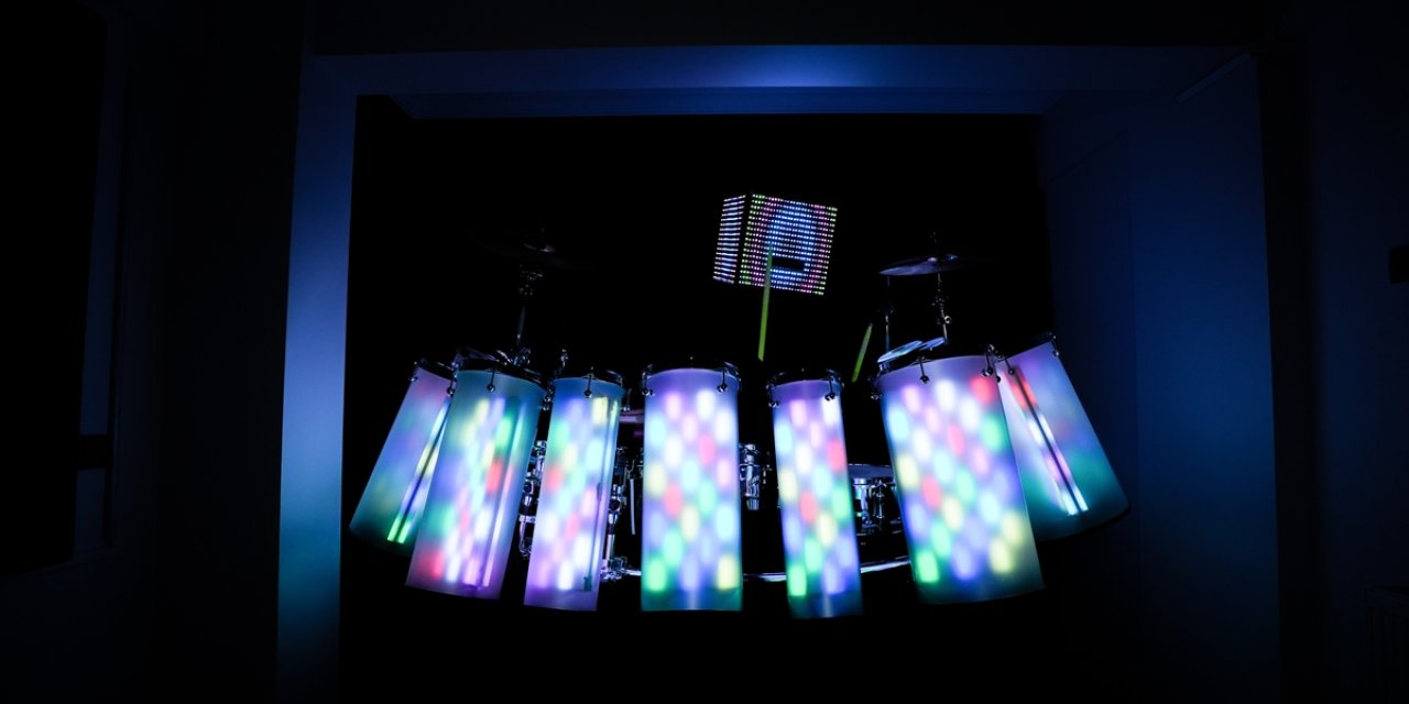 İzmirli müzisyen LED donanımlı davullarıyla ses ve ışık gösterisini birlikte sunuyor