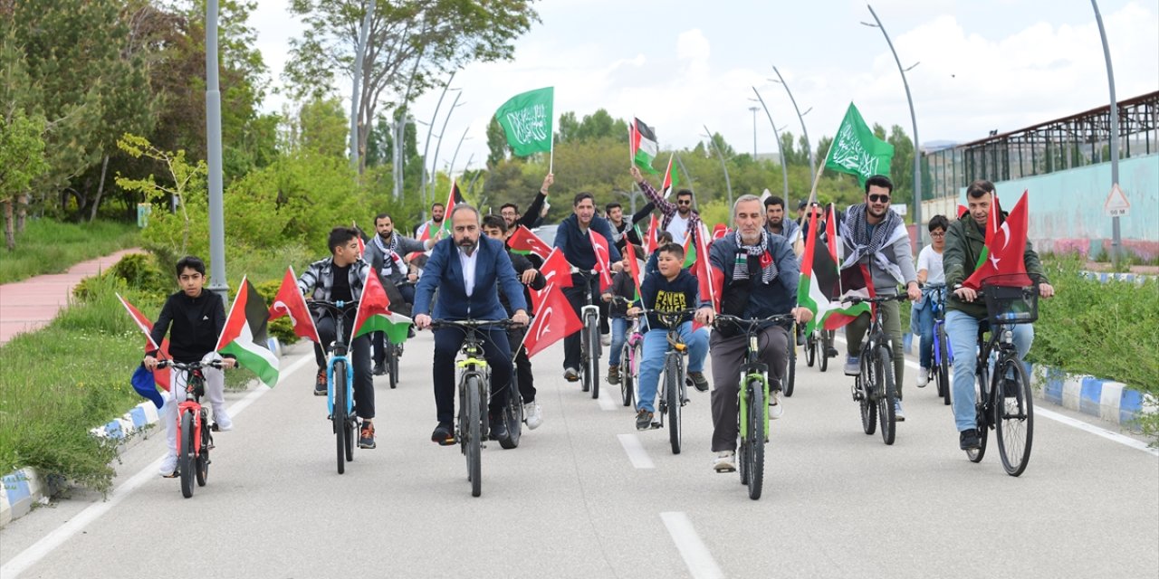 Van'da akademisyen ve öğrenciler İsrail'in saldırılarını protesto etmek için pedal çevirdi