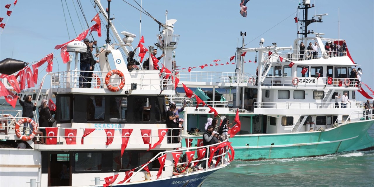 Gemiler ve balıkçı tekneleri Türk bayrakları ve Atatürk posterleriyle Samsunluları selamladı