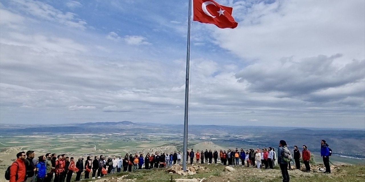 Kırşehirli dağcılar ve gençler, 1610 rakımlı Bayraktepe'nin zirvesine tırmandı
