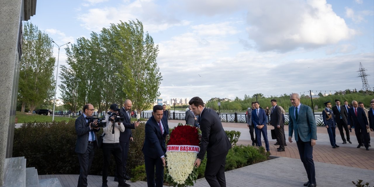 TBMM Başkanı Kurtulmuş, Astana'daki Atatürk Anıtı'nı ziyaret etti
