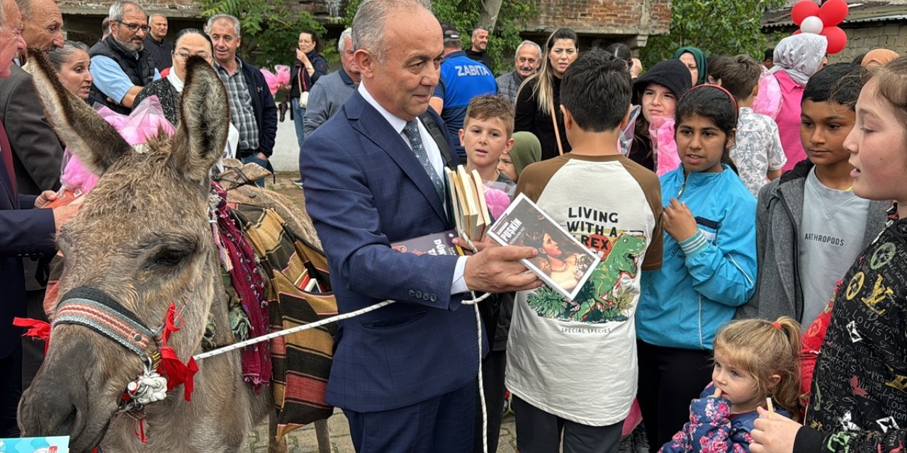 Gurbetçi hayırsever, eşeğinin heybesindeki kitapları dağıttığı Kırklarelili çocukları sevindirdi