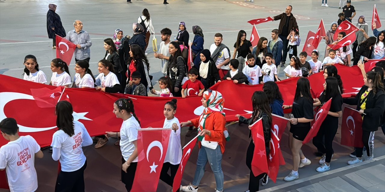 Elazığ'da fener alayı ve gençlik yürüyüşü düzenlendi