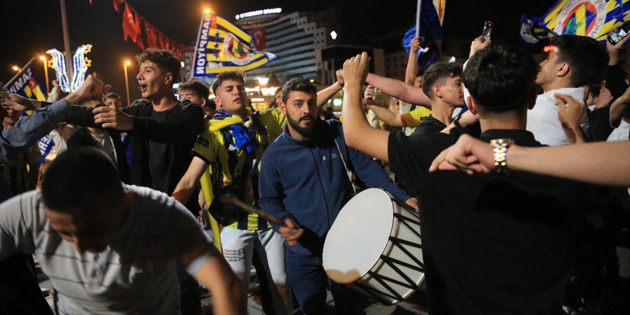 Fenerbahçe'nin derbi zaferi Kayseri'de davul zurnayla kutlandı