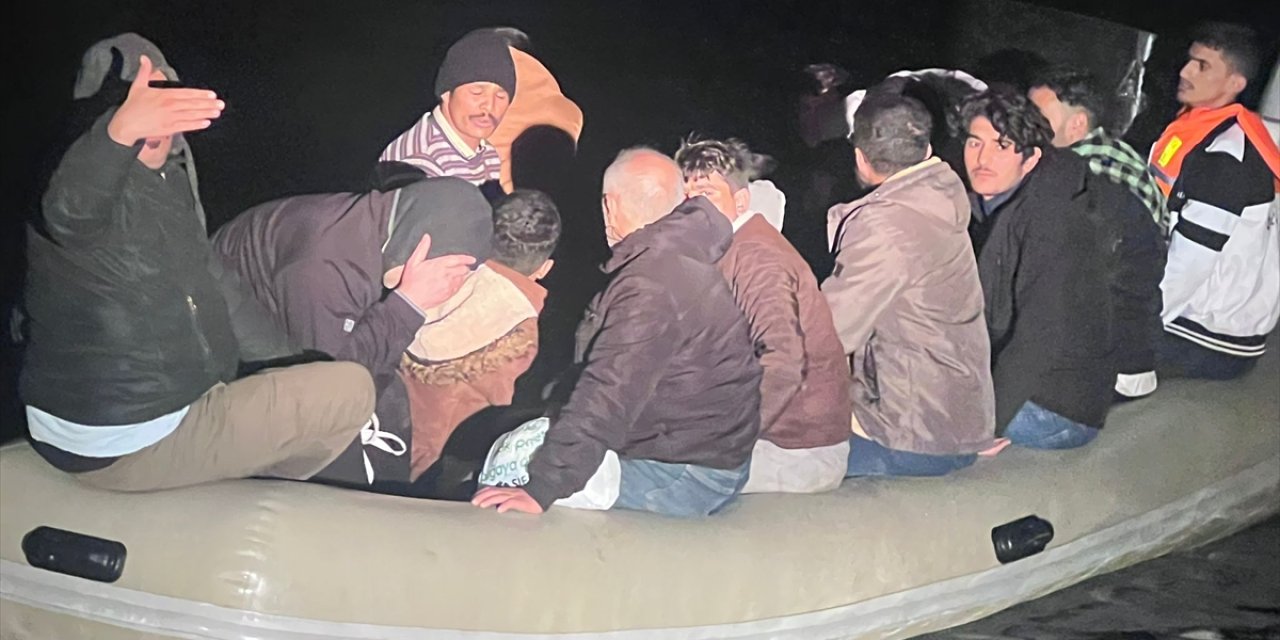 Muğla açıklarında sürüklenen bottaki 18 düzensiz göçmen kurtarıldı
