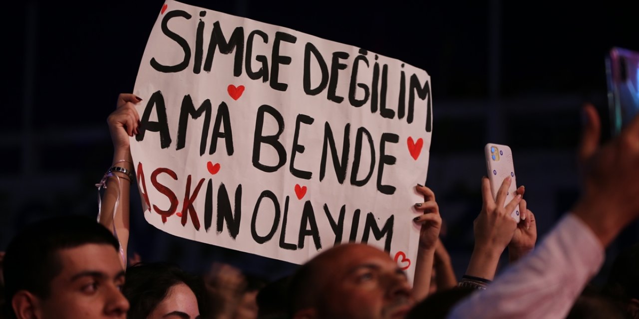 Şarkıcı Simge, Aydın'da 19 Mayıs dolayısıyla konser verdi