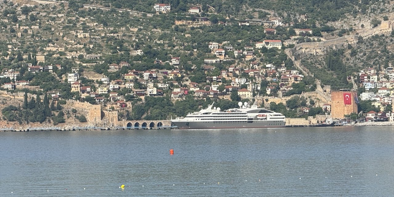 Yolcu gemisi "L'austral" Alanya Limanı'na demirledi