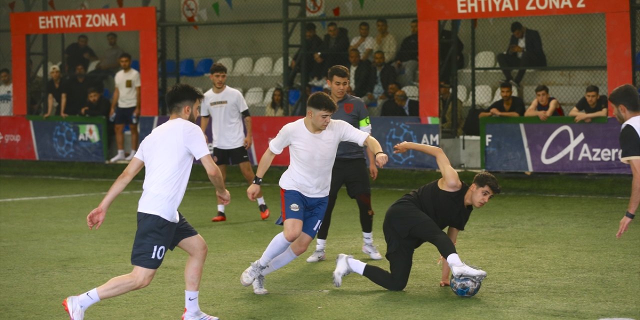 Azerbaycan'daki Türk öğrenciler, "İki Kahraman, Bir Turnuva" futbol turnuvasında mücadele etti