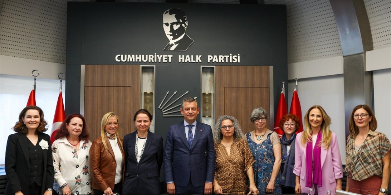 CHP Genel Başkanı Özel, Eşitlik İçin Kadın Platformu temsilcileriyle görüştü