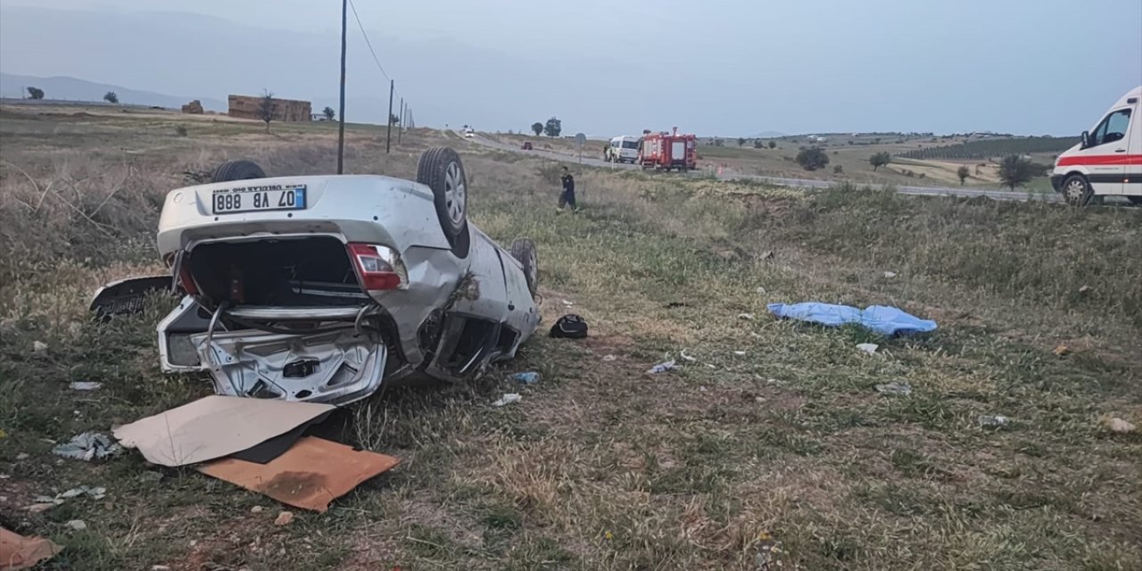 Antalya'da şarampole devrilen otomobildeki 2 kişi öldü, 3 kişi yaralandı