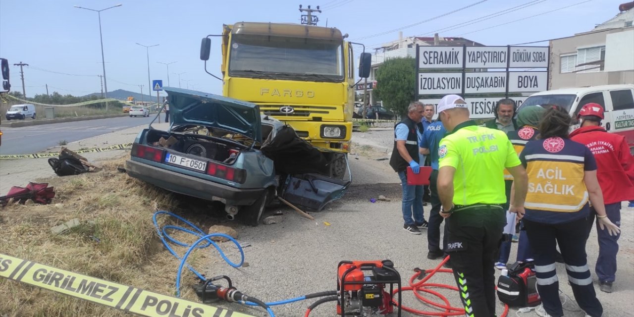 Balıkesir'de sürücüsü köpeğe vurmamak için manevra yapan otomobilin kamyona çarptığı kazada 3 kişi öldü