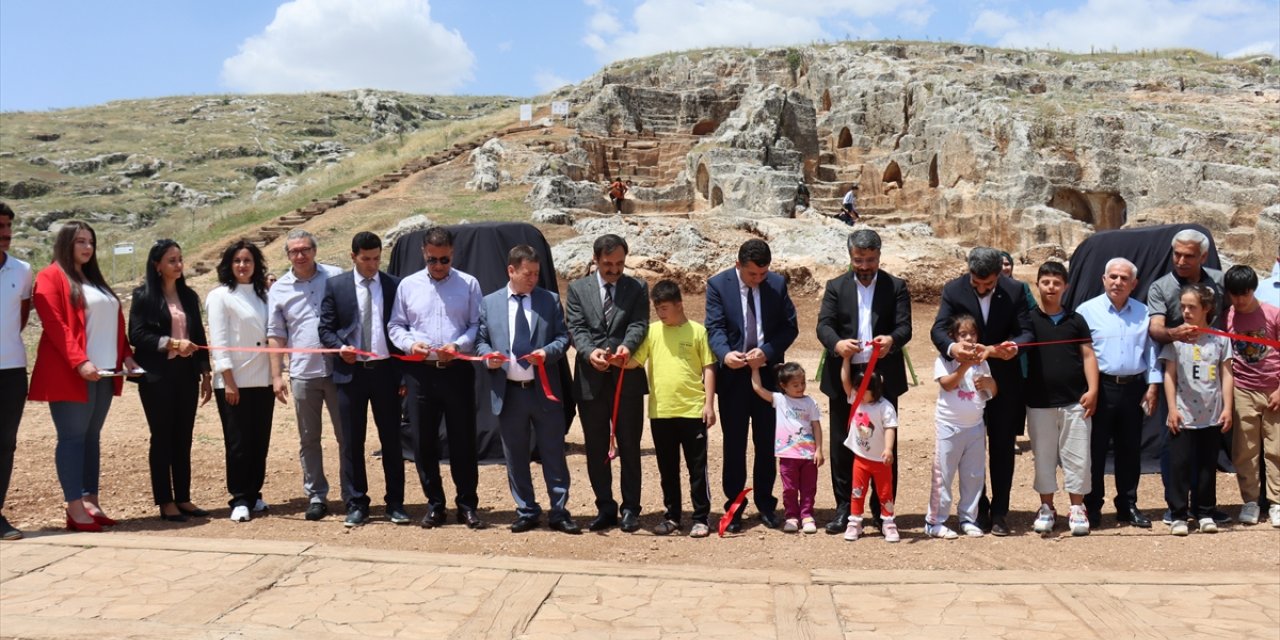 Adıyaman'da restorasyonu tamamlanan tokalaşma anıtı ve yazıt sergilenmeye başlandı